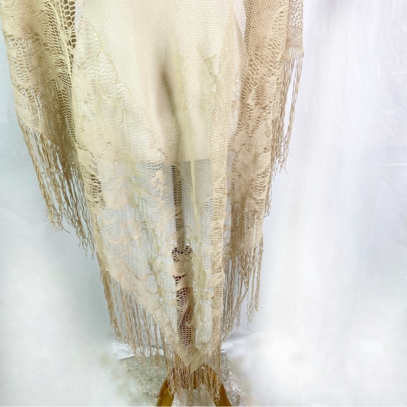 Vintage Tan Floral Lace Triangle Wrap Scarf with Long Fringe - Picture 4 of 7